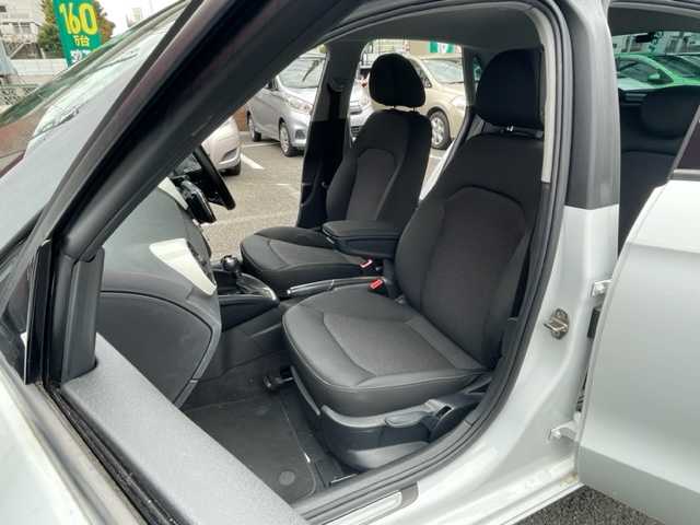 アウディ Ａ１ スポーツバック 1．4TFSI 神奈川県 2012(平24)年 5万km グレイシアホワイトメタリック ・純正アルミホイール/・社外ナビ/・キセノンヘッドライト/・ドライブレコーダー/・ETC/・純正フロアマット/・プッシュスタート