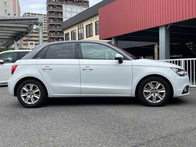 アウディ Ａ１ スポーツバック 1．4TFSI 神奈川県 2012(平24)年 5万km グレイシアホワイトメタリック ・純正アルミホイール/・社外ナビ/・キセノンヘッドライト/・ドライブレコーダー/・ETC/・純正フロアマット/・プッシュスタート