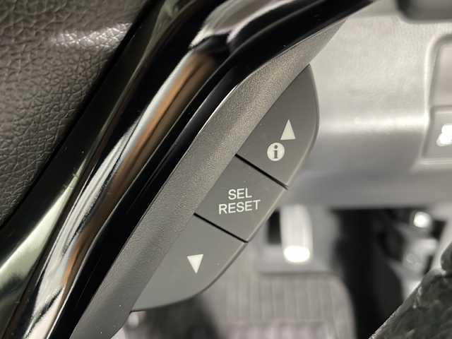 ホンダ ヴェゼル ハイブリッド Z 沖縄県 2014(平26)年 7.9万km ミスティックグリーンパール 県外仕入　/禁煙車　/純正７インチナビ[VXM155VFi]/（ＢＴ，フルセグ，ＣＤ／ＤＶＤ，ラジオ）　/バックカメラ　/ルーフレール　/ハーフレザーシート　/運転席シートヒーター　/クルーズコントロール　/パドルシフト　/オートライト　/ETC/純正フロアマット/純正ドアバイザー/電子パーキングブレーキ/ＬＥＤヘッドライト/純正17インチアルミホイール