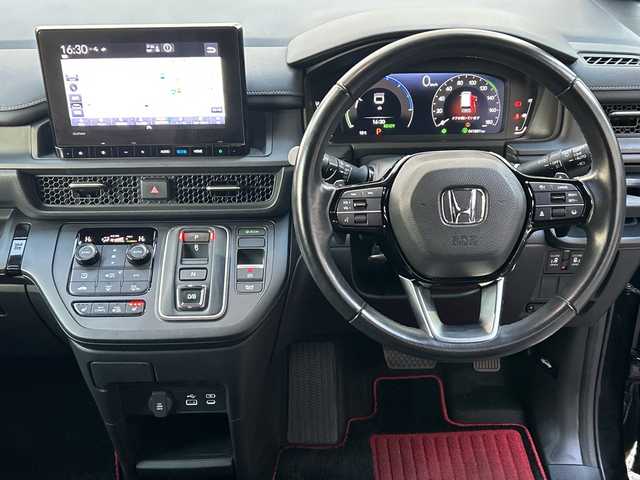 ホンダ ステップワゴン スパーダ eHEV 広島県 2023(令5)年 4.2万km クリスタルブラックパール 禁煙/ホンダセンシング/●衝突軽減ブレーキ（CMBS）/●誤発進抑制機能/●後方誤発進抑制機能/●近距離衝突軽減ブレーキ/●歩行者事故低減ステアリング/●路外逸脱抑制機能/●渋滞追従機能付アダプティブクルーズコントロール（ACC）/●車線維持支援システム（LKAS）/●トラフィックジャムアシスト（渋滞運転支援機能）/●先行車発進お知らせ機能/●標識認識機能/●オートハイビーム/●アダプティブドライビングビーム/BSi/コーナーセンサー/純正９型ナビ（LXM-237VFNi）/・フルセグTV/CD/DVD/Bluetooth/MusicRack/スマホ連携/USB/バックカメラ/両側パワースライドドア/ステアリングスイッチ/革巻きステアリング/パワーテールゲート/コンビシート/前席シートヒーター/２列目オットマン/減速セレクター/電動パーキングブレーキ/ブレーキホールド/トリプルゾーンエアコン/LEDアクティブコーナリングライト/LEDフォグランプ/ETC２．０/フロアマット/１６インチアルミホイール