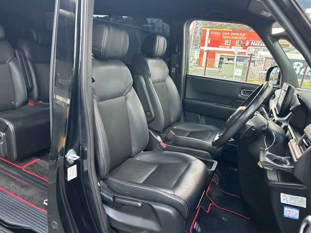 ホンダ ステップワゴン スパーダ eHEV 広島県 2023(令5)年 4.2万km クリスタルブラックパール 禁煙/ホンダセンシング/●衝突軽減ブレーキ（CMBS）/●誤発進抑制機能/●後方誤発進抑制機能/●近距離衝突軽減ブレーキ/●歩行者事故低減ステアリング/●路外逸脱抑制機能/●渋滞追従機能付アダプティブクルーズコントロール（ACC）/●車線維持支援システム（LKAS）/●トラフィックジャムアシスト（渋滞運転支援機能）/●先行車発進お知らせ機能/●標識認識機能/●オートハイビーム/●アダプティブドライビングビーム/BSi/コーナーセンサー/純正９型ナビ（LXM-237VFNi）/・フルセグTV/CD/DVD/Bluetooth/MusicRack/スマホ連携/USB/バックカメラ/両側パワースライドドア/ステアリングスイッチ/革巻きステアリング/パワーテールゲート/コンビシート/前席シートヒーター/２列目オットマン/減速セレクター/電動パーキングブレーキ/ブレーキホールド/トリプルゾーンエアコン/LEDアクティブコーナリングライト/LEDフォグランプ/ETC２．０/フロアマット/１６インチアルミホイール