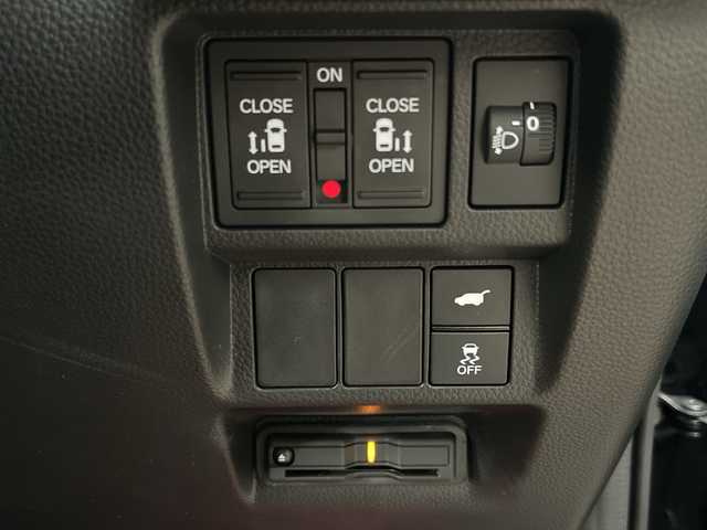 ホンダ ステップワゴン スパーダ eHEV 広島県 2023(令5)年 4.2万km クリスタルブラックパール 禁煙/ホンダセンシング/●衝突軽減ブレーキ（CMBS）/●誤発進抑制機能/●後方誤発進抑制機能/●近距離衝突軽減ブレーキ/●歩行者事故低減ステアリング/●路外逸脱抑制機能/●渋滞追従機能付アダプティブクルーズコントロール（ACC）/●車線維持支援システム（LKAS）/●トラフィックジャムアシスト（渋滞運転支援機能）/●先行車発進お知らせ機能/●標識認識機能/●オートハイビーム/●アダプティブドライビングビーム/BSi/コーナーセンサー/純正９型ナビ（LXM-237VFNi）/・フルセグTV/CD/DVD/Bluetooth/MusicRack/スマホ連携/USB/バックカメラ/両側パワースライドドア/ステアリングスイッチ/革巻きステアリング/パワーテールゲート/コンビシート/前席シートヒーター/２列目オットマン/減速セレクター/電動パーキングブレーキ/ブレーキホールド/トリプルゾーンエアコン/LEDアクティブコーナリングライト/LEDフォグランプ/ETC２．０/フロアマット/１６インチアルミホイール