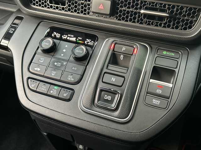 ホンダ ステップワゴン スパーダ eHEV 広島県 2023(令5)年 4.2万km クリスタルブラックパール 禁煙/ホンダセンシング/●衝突軽減ブレーキ（CMBS）/●誤発進抑制機能/●後方誤発進抑制機能/●近距離衝突軽減ブレーキ/●歩行者事故低減ステアリング/●路外逸脱抑制機能/●渋滞追従機能付アダプティブクルーズコントロール（ACC）/●車線維持支援システム（LKAS）/●トラフィックジャムアシスト（渋滞運転支援機能）/●先行車発進お知らせ機能/●標識認識機能/●オートハイビーム/●アダプティブドライビングビーム/BSi/コーナーセンサー/純正９型ナビ（LXM-237VFNi）/・フルセグTV/CD/DVD/Bluetooth/MusicRack/スマホ連携/USB/バックカメラ/両側パワースライドドア/ステアリングスイッチ/革巻きステアリング/パワーテールゲート/コンビシート/前席シートヒーター/２列目オットマン/減速セレクター/電動パーキングブレーキ/ブレーキホールド/トリプルゾーンエアコン/LEDアクティブコーナリングライト/LEDフォグランプ/ETC２．０/フロアマット/１６インチアルミホイール