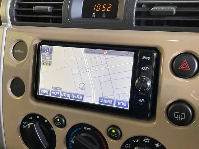 トヨタ ＦＪクルーザー 岩手県 2017(平29)年 8.7万km ベージュ/ホワイト ４WD/背面タイヤ/寒冷地仕様/コーナーセンサー/バックカメラ/クルーズコントロール/横滑り防止装置/純正ナビ（Bluetooth CD DVD フルセグ）/ミラー型ドライブレコーダー/ETC/ヘッドライトレベライザー/ステアリングスイッチ/LEDヘッドライト/LEDルームランプ/リヤフォグランプ/ドアバイザー