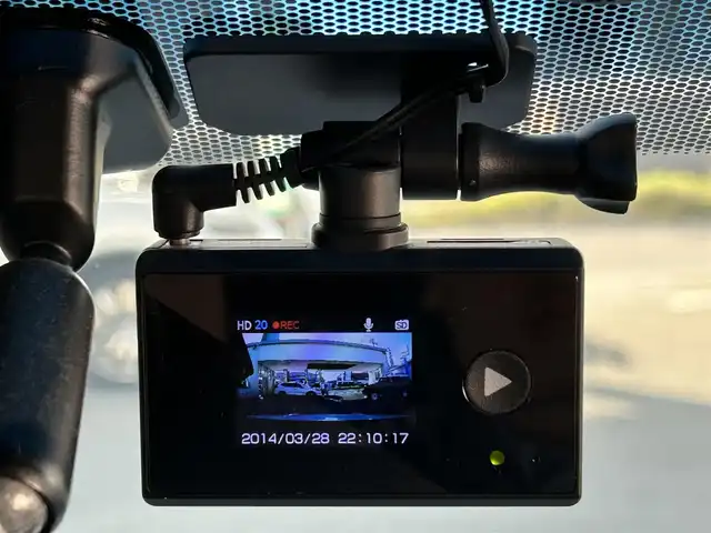 ホンダ ヴェゼル ハイブリッド X 福岡県 2014(平26)年 8.1万km ホワイトオーキッドパール 純正ナビ（AM/FM/BT/CD/DVD/フルセグTV）/クルーズコントロール/バックカメラ/パドルシフト/ETC/ドライブレコーダー/オートブレーキホールド/LEDライト/フォグライト/ウインカーミラー/ＵＳＢ入力端子/ステアリングスイッチ/プッシュスタート/スマートキー/スペアキー×１/純正フロアマット/純正16インチアルミホイール/ドアバイザー/取扱説明書/保証書