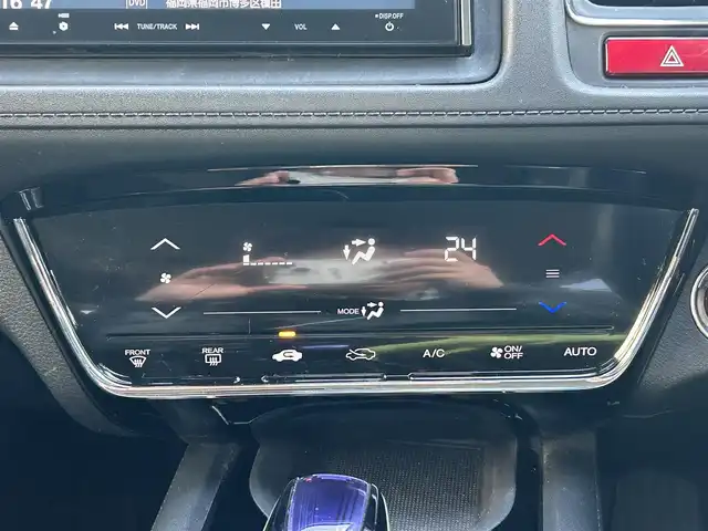ホンダ ヴェゼル ハイブリッド X 福岡県 2014(平26)年 8.1万km ホワイトオーキッドパール 純正ナビ（AM/FM/BT/CD/DVD/フルセグTV）/クルーズコントロール/バックカメラ/パドルシフト/ETC/ドライブレコーダー/オートブレーキホールド/LEDライト/フォグライト/ウインカーミラー/ＵＳＢ入力端子/ステアリングスイッチ/プッシュスタート/スマートキー/スペアキー×１/純正フロアマット/純正16インチアルミホイール/ドアバイザー/取扱説明書/保証書