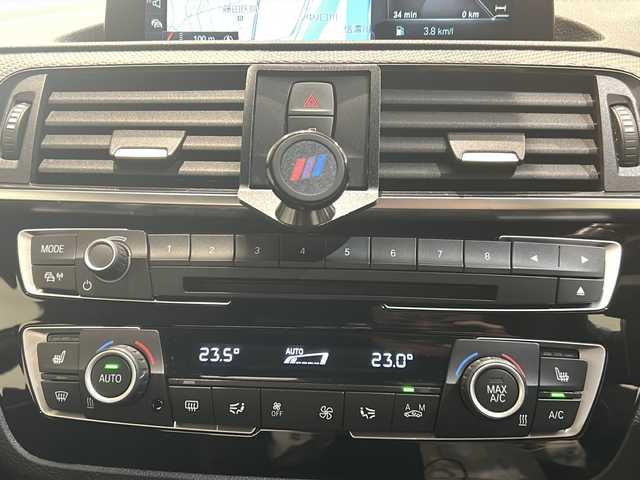 ＢＭＷ Ｍ２ エディションブラックシャドウ 新潟県 2018(平30)年 2.8万km サファイアブラックP エディションブラックシャドウ特別装備100台限定/・１９インチ パフォーマンス アロイホイール Ｙスポーク スタイリング/・ＢＭＷ Ｍパフォーマンス ブラックキドニーグリル/・ＢＭＷ Ｍパフォーマンス サイドギル ハイグロスブラック/・ＢＭＷ Ｍパフォーマンス カーボンミラーカバー/・ＢＭＷ Ｍパフォーマンス カーボンリアディフューザー/・ブラッククローム仕上げデュアルエキゾーストテールパイプ/標準装備/・ヘキサゴナルデザイン アダプティブＬＥＤヘッドライト/・Ｌ字型ＬＥＤリヤコンビネーションライト/・Ｍコンパウンドブレーキシステム/・ドライビングパフォーマンスコントロール/・レーンディパーチャーウォーニング/・クルーズコントロール/・ＰＤＣ／パークディスタンスコントロール/・リヤビューカメラ/・マルチファンクション Ｍスポーツ レザーステアリング/・ダコタレザースポーツシート（ブルーコントラストステッチ）/・フロントシートヒーティング/・ＨＤＤナビゲーションシステム/・ＡＭ/ＦＭラジオ、ＣＤ/ＤＶＤ/音楽ライブラリ/ＵＳＢ/・Ｂｌｕｅｔｏｏｔｈ/・前後ドライブレコーダー