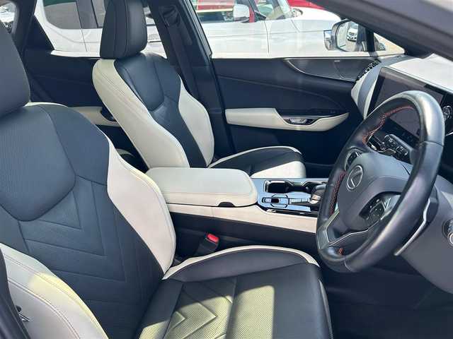 レクサス ＮＸ 350h バージョンL 徳島県 2021(令3)年 2.6万km ソニッククォーツ メーカーナビ/(AM.FM.CD.DVD.BT.フルセグ)/全周囲カメラ/純正エアロ/サンルーフ/マークレビンソンプレミアムサウンド/全周囲カメラ/純正２０インチアルミ/Lexus Safety System +/・プリクラッシュセーフティ/・レーントレーシングアシスト/・レーダークルーズコントロール/・アダプティブハイビームシステム/・セーフイグジットアシスト/レザーシート/・シートヒーター/・エアシート/メモリシート/前後ドラレコ/ヘッドアップディスプレイ/置くだけ充電/保証書/取扱説明書/記録簿