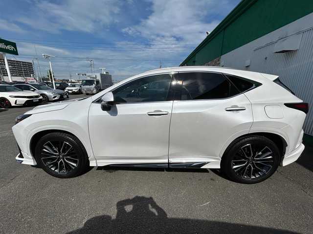 レクサス ＮＸ 350h バージョンL 徳島県 2021(令3)年 2.6万km ソニッククォーツ メーカーナビ/(AM.FM.CD.DVD.BT.フルセグ)/全周囲カメラ/純正エアロ/サンルーフ/マークレビンソンプレミアムサウンド/全周囲カメラ/純正２０インチアルミ/Lexus Safety System +/・プリクラッシュセーフティ/・レーントレーシングアシスト/・レーダークルーズコントロール/・アダプティブハイビームシステム/・セーフイグジットアシスト/レザーシート/・シートヒーター/・エアシート/メモリシート/前後ドラレコ/ヘッドアップディスプレイ/置くだけ充電/保証書/取扱説明書/記録簿