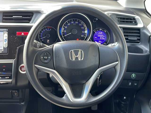 ホンダ フィット 13G Lパッケージ 新潟県 2013(平25)年 7.1万km プレミアムホワイトパール ４WD/純正メモリーナビ/(BT/AM/FM/ワンセグTV)/バックカメラ/社外15インチアルミ/ETC/電格ミラー/プッシュスタートエンジン/純正フロアマット/保証書/スペアキー