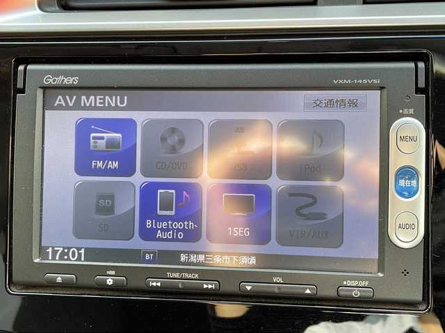 ホンダ フィット 13G Lパッケージ 新潟県 2013(平25)年 7.1万km プレミアムホワイトパール ４WD/純正メモリーナビ/(BT/AM/FM/ワンセグTV)/バックカメラ/社外15インチアルミ/ETC/電格ミラー/プッシュスタートエンジン/純正フロアマット/保証書/スペアキー