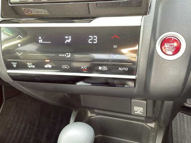 ホンダ フィット 13G Lパッケージ 新潟県 2013(平25)年 7.1万km プレミアムホワイトパール ４WD/純正メモリーナビ/(BT/AM/FM/ワンセグTV)/バックカメラ/社外15インチアルミ/ETC/電格ミラー/プッシュスタートエンジン/純正フロアマット/保証書/スペアキー