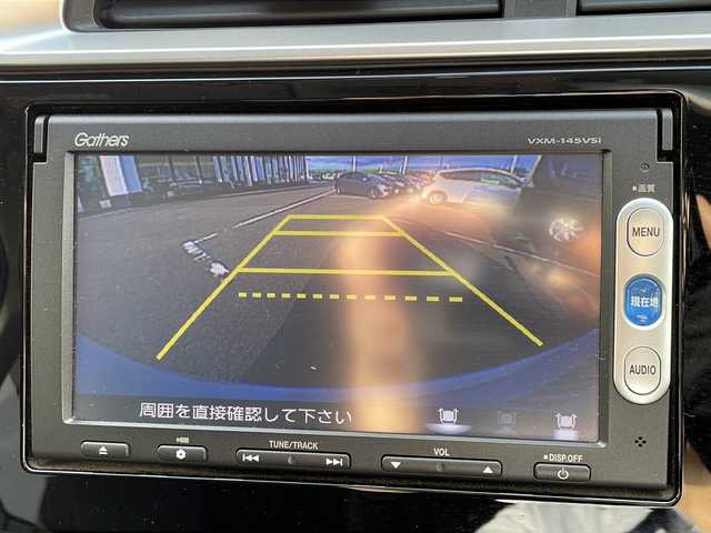 ホンダ フィット 13G Lパッケージ 新潟県 2013(平25)年 7.1万km プレミアムホワイトパール ４WD/純正メモリーナビ/(BT/AM/FM/ワンセグTV)/バックカメラ/社外15インチアルミ/ETC/電格ミラー/プッシュスタートエンジン/純正フロアマット/保証書/スペアキー