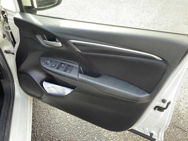 ホンダ フィット 13G Lパッケージ 新潟県 2013(平25)年 7.1万km プレミアムホワイトパール ４WD/純正メモリーナビ/(BT/AM/FM/ワンセグTV)/バックカメラ/社外15インチアルミ/ETC/電格ミラー/プッシュスタートエンジン/純正フロアマット/保証書/スペアキー