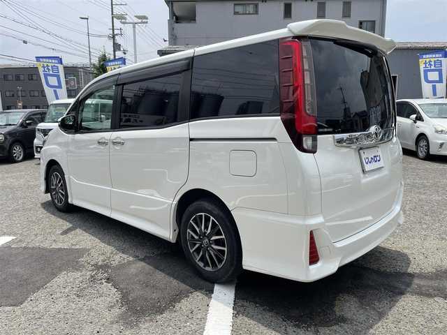 トヨタ ノア 京都府 2014(平26)年 11.7万km ホワイトパールクリスタルシャイン (株)IDOMが運営する【じしゃロン伏見店】の自社ローン専用車両になりますこちらは現金またはオートローンご利用時の価格です。自社ローンご希望の方は別途その旨お申付け下さい/純正ナビ/Bluetooth接続/バックカメラ/後席モニター/ドライブレコーダーCOMTEC/ETC/LEDヘッドライト/両側パワースライドドア/純正フロアマット/キャンセラー/ABS/横滑り防止装置/アイドリングストップ/オートライト/スマートキー