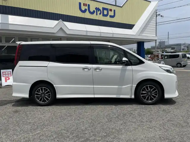 トヨタ ノア 京都府 2014(平26)年 11.7万km ホワイトパールクリスタルシャイン (株)IDOMが運営する【じしゃロン伏見店】の自社ローン専用車両になりますこちらは現金またはオートローンご利用時の価格です。自社ローンご希望の方は別途その旨お申付け下さい/純正ナビ/Bluetooth接続/バックカメラ/後席モニター/ドライブレコーダーCOMTEC/ETC/LEDヘッドライト/両側パワースライドドア/純正フロアマット/キャンセラー/ABS/横滑り防止装置/アイドリングストップ/オートライト/スマートキー