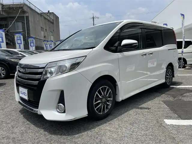 トヨタ ノア 京都府 2014(平26)年 11.7万km ホワイトパールクリスタルシャイン (株)IDOMが運営する【じしゃロン伏見店】の自社ローン専用車両になりますこちらは現金またはオートローンご利用時の価格です。自社ローンご希望の方は別途その旨お申付け下さい/純正ナビ/Bluetooth接続/バックカメラ/後席モニター/ドライブレコーダーCOMTEC/ETC/LEDヘッドライト/両側パワースライドドア/純正フロアマット/キャンセラー/ABS/横滑り防止装置/アイドリングストップ/オートライト/スマートキー