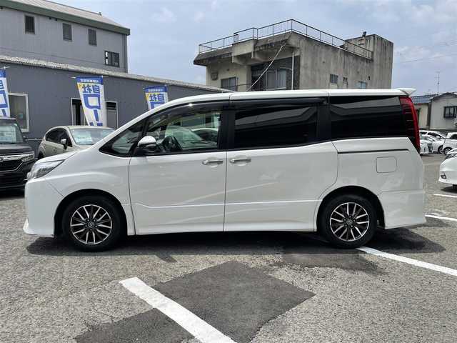 トヨタ ノア 京都府 2014(平26)年 11.7万km ホワイトパールクリスタルシャイン (株)IDOMが運営する【じしゃロン伏見店】の自社ローン専用車両になりますこちらは現金またはオートローンご利用時の価格です。自社ローンご希望の方は別途その旨お申付け下さい/純正ナビ/Bluetooth接続/バックカメラ/後席モニター/ドライブレコーダーCOMTEC/ETC/LEDヘッドライト/両側パワースライドドア/純正フロアマット/キャンセラー/ABS/横滑り防止装置/アイドリングストップ/オートライト/スマートキー