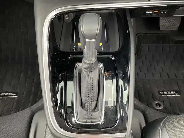ホンダ ヴェゼル ハイブリッド e:HEV Z 大分県 2022(令4)年 5.1万km プレミアムサンライトホワイトパール ホンダセンシング/・衝突軽減ブレーキ/・渋滞追従機能付アダプティブクルーズコントロール/・車線維持支援システム/・路外逸脱抑制機能/・パーキングセンサーシステム/・オートハイビーム/・誤発進抑制機能/後方誤発進抑制機能/・先行車発進お知らせ機能/・歩行者事故低減ステアリング/・標識認識機能/純正ナビ/（フルセグ/CD/Bluetooth/AM/FM/carplay)/バックカメラ/パワーテールゲート/LEDヘッドライト/ハーフレザーシート/前席シートヒーター/ステアリングヒーター/パドルシフト/オートブレーキホールド/電動パーキングブレーキ/純正18インチアルミホイール/ETC2.0/保証書・取扱説明書
