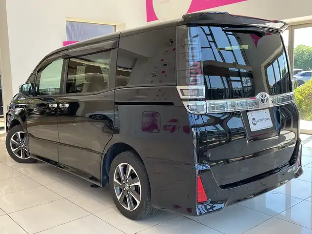 トヨタ ヴォクシー ZS 煌Ⅲ 埼玉県 2021(令3)年 4.4万km ブラック トヨタセーフティーセンス/純正フリップダウンモニター/純正10インチSDナビ/　　　CD/DVD/BT/フルセグ/両側パワースライドドア/ハーフレザーシート/LEDオートライト/純正16インチアルミホイール/ステアリングスイッチ/ビルトインETC2.0