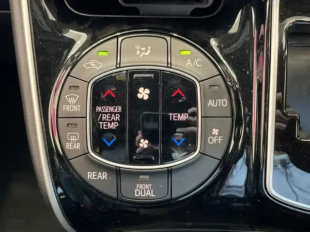 トヨタ ヴォクシー ZS 煌Ⅲ 埼玉県 2021(令3)年 4.4万km ブラック トヨタセーフティーセンス/純正フリップダウンモニター/純正10インチSDナビ/　　　CD/DVD/BT/フルセグ/両側パワースライドドア/ハーフレザーシート/LEDオートライト/純正16インチアルミホイール/ステアリングスイッチ/ビルトインETC2.0