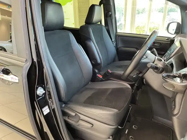 トヨタ ヴォクシー ZS 煌Ⅲ 埼玉県 2021(令3)年 4.4万km ブラック トヨタセーフティーセンス/純正フリップダウンモニター/純正10インチSDナビ/　　　CD/DVD/BT/フルセグ/両側パワースライドドア/ハーフレザーシート/LEDオートライト/純正16インチアルミホイール/ステアリングスイッチ/ビルトインETC2.0