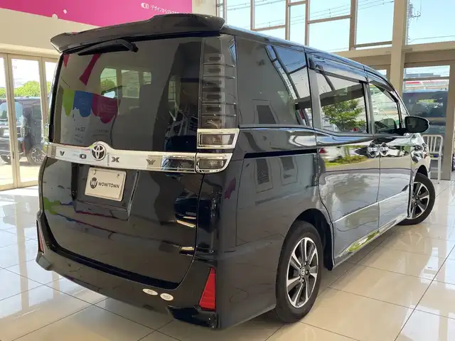 トヨタ ヴォクシー ZS 煌Ⅲ 埼玉県 2021(令3)年 4.4万km ブラック トヨタセーフティーセンス/純正フリップダウンモニター/純正10インチSDナビ/　　　CD/DVD/BT/フルセグ/両側パワースライドドア/ハーフレザーシート/LEDオートライト/純正16インチアルミホイール/ステアリングスイッチ/ビルトインETC2.0