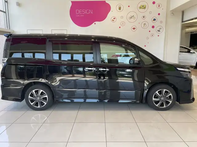 トヨタ ヴォクシー ZS 煌Ⅲ 埼玉県 2021(令3)年 4.4万km ブラック トヨタセーフティーセンス/純正フリップダウンモニター/純正10インチSDナビ/　　　CD/DVD/BT/フルセグ/両側パワースライドドア/ハーフレザーシート/LEDオートライト/純正16インチアルミホイール/ステアリングスイッチ/ビルトインETC2.0