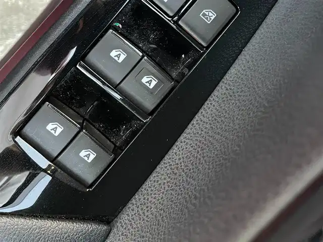 トヨタ プリウス A ツーリングセレクション 宮城県 2016(平28)年 10.3万km エモーショナルレッド 登録時走行距離102331km/黒革シート/トヨタセーフティセンス/PCS・LDA・ACC・BCM・ICS・AHB/ヘッドアップディスプレイ/パーキングアシスト/純正９インチナビ/CD・DVD・Bluetooth/フルセグTV/バックカメラ/プッシュスタート/スマートキー×２/ステアリングリモコン/ビルトインETC/前席シートヒーター/横滑り防止装置/LEDヘッドライト/フォグランプ/ハンドルカバー/ドアバイザー