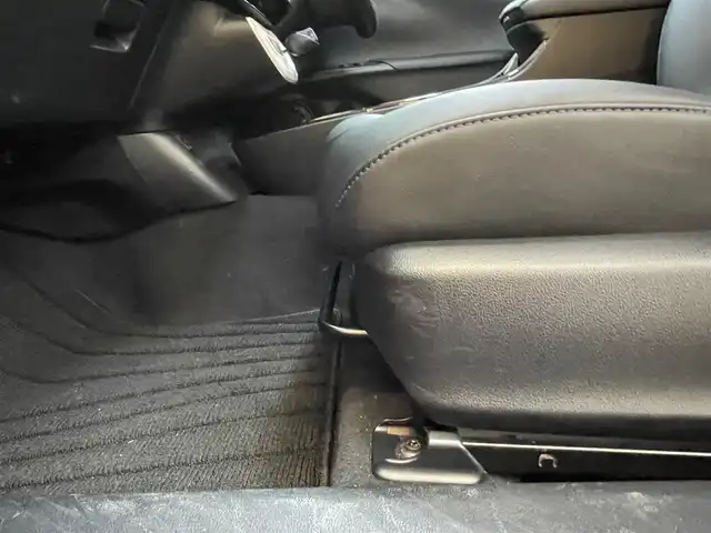 トヨタ プリウス A ツーリングセレクション 宮城県 2016(平28)年 10.3万km エモーショナルレッド 登録時走行距離102331km/黒革シート/トヨタセーフティセンス/PCS・LDA・ACC・BCM・ICS・AHB/ヘッドアップディスプレイ/パーキングアシスト/純正９インチナビ/CD・DVD・Bluetooth/フルセグTV/バックカメラ/プッシュスタート/スマートキー×２/ステアリングリモコン/ビルトインETC/前席シートヒーター/横滑り防止装置/LEDヘッドライト/フォグランプ/ハンドルカバー/ドアバイザー