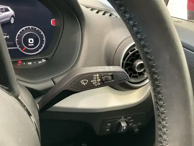 アウディ Ｑ２ 30TFSIスポーツ 熊本県 2020(令2)年 5万km 赤 ・スマートキー/・プッシュスタート/・ハイビームアシスト/・パーキングエイド/・Audiプレセンス/・Audiアクティブレーンアシスト/・休憩の推奨/・クルーズコントロール(追従式)/・前席シートヒーター /・純正メモリナビ/　【DVD・Bluetooth・SD・USB・AUX】/・スマホ連携/　【AppleCarPlay・AndroidAuto】/・バックカメラ/・ETC2.0/・バーチャルコクピット/・ドライブレコーダー(前後録画)/・パワーバックドア/・LEDヘッドンプ/・純正マット