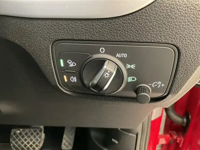 アウディ Ｑ２ 30TFSIスポーツ 熊本県 2020(令2)年 5万km 赤 ・スマートキー/・プッシュスタート/・ハイビームアシスト/・パーキングエイド/・Audiプレセンス/・Audiアクティブレーンアシスト/・休憩の推奨/・クルーズコントロール(追従式)/・前席シートヒーター /・純正メモリナビ/　【DVD・Bluetooth・SD・USB・AUX】/・スマホ連携/　【AppleCarPlay・AndroidAuto】/・バックカメラ/・ETC2.0/・バーチャルコクピット/・ドライブレコーダー(前後録画)/・パワーバックドア/・LEDヘッドンプ/・純正マット