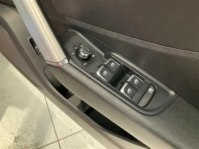 アウディ Ｑ２ 30TFSIスポーツ 熊本県 2020(令2)年 5万km 赤 ・スマートキー/・プッシュスタート/・ハイビームアシスト/・パーキングエイド/・Audiプレセンス/・Audiアクティブレーンアシスト/・休憩の推奨/・クルーズコントロール(追従式)/・前席シートヒーター /・純正メモリナビ/　【DVD・Bluetooth・SD・USB・AUX】/・スマホ連携/　【AppleCarPlay・AndroidAuto】/・バックカメラ/・ETC2.0/・バーチャルコクピット/・ドライブレコーダー(前後録画)/・パワーバックドア/・LEDヘッドンプ/・純正マット