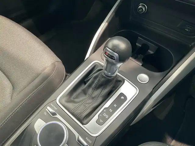 アウディ Ｑ２ 30TFSIスポーツ 熊本県 2020(令2)年 5万km 赤 ・スマートキー/・プッシュスタート/・ハイビームアシスト/・パーキングエイド/・Audiプレセンス/・Audiアクティブレーンアシスト/・休憩の推奨/・クルーズコントロール(追従式)/・前席シートヒーター /・純正メモリナビ/　【DVD・Bluetooth・SD・USB・AUX】/・スマホ連携/　【AppleCarPlay・AndroidAuto】/・バックカメラ/・ETC2.0/・バーチャルコクピット/・ドライブレコーダー(前後録画)/・パワーバックドア/・LEDヘッドンプ/・純正マット