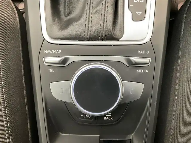 アウディ Ｑ２ 30TFSIスポーツ 熊本県 2020(令2)年 5万km 赤 ・スマートキー/・プッシュスタート/・ハイビームアシスト/・パーキングエイド/・Audiプレセンス/・Audiアクティブレーンアシスト/・休憩の推奨/・クルーズコントロール(追従式)/・前席シートヒーター /・純正メモリナビ/　【DVD・Bluetooth・SD・USB・AUX】/・スマホ連携/　【AppleCarPlay・AndroidAuto】/・バックカメラ/・ETC2.0/・バーチャルコクピット/・ドライブレコーダー(前後録画)/・パワーバックドア/・LEDヘッドンプ/・純正マット