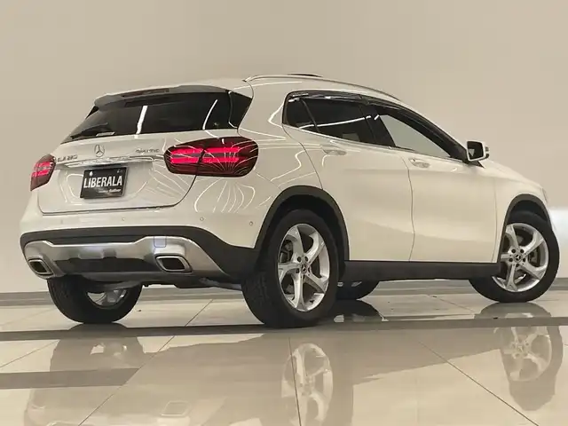 メルセデス・ベンツ ＧＬＡ２２０ 4マチック 岡山県 2019(令1)年 2.8万km ポーラホワイト レザーエクスクルーシブパッケージ/プレミアムパッケージ/純正ナビ/Rカメラ/パワーシート/シートヒーター/レザーシート（黒）/パノラマガラスサンルーフ/パワーテールゲート/harman/kardon/LEDヘッドライト/オートライト/AHB/ESP/アクティブブレーキA/BSA/アクティブキーピングA/ドラレコ（F/R）/USB　SD/Bluetooth/アップルカープレイ/フルセグTV/ドアバイザー