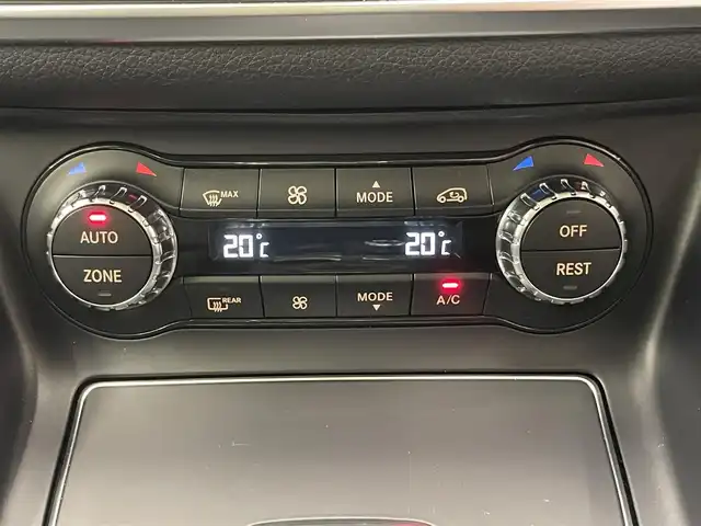 メルセデス・ベンツ ＧＬＡ２２０ 4マチック 岡山県 2019(令1)年 2.8万km ポーラホワイト レザーエクスクルーシブパッケージ/プレミアムパッケージ/純正ナビ/Rカメラ/パワーシート/シートヒーター/レザーシート（黒）/パノラマガラスサンルーフ/パワーテールゲート/harman/kardon/LEDヘッドライト/オートライト/AHB/ESP/アクティブブレーキA/BSA/アクティブキーピングA/ドラレコ（F/R）/USB　SD/Bluetooth/アップルカープレイ/フルセグTV/ドアバイザー