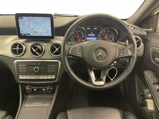 メルセデス・ベンツ ＧＬＡ２２０ 4マチック 岡山県 2019(令1)年 2.8万km ポーラホワイト レザーエクスクルーシブパッケージ/プレミアムパッケージ/純正ナビ/Rカメラ/パワーシート/シートヒーター/レザーシート（黒）/パノラマガラスサンルーフ/パワーテールゲート/harman/kardon/LEDヘッドライト/オートライト/AHB/ESP/アクティブブレーキA/BSA/アクティブキーピングA/ドラレコ（F/R）/USB　SD/Bluetooth/アップルカープレイ/フルセグTV/ドアバイザー