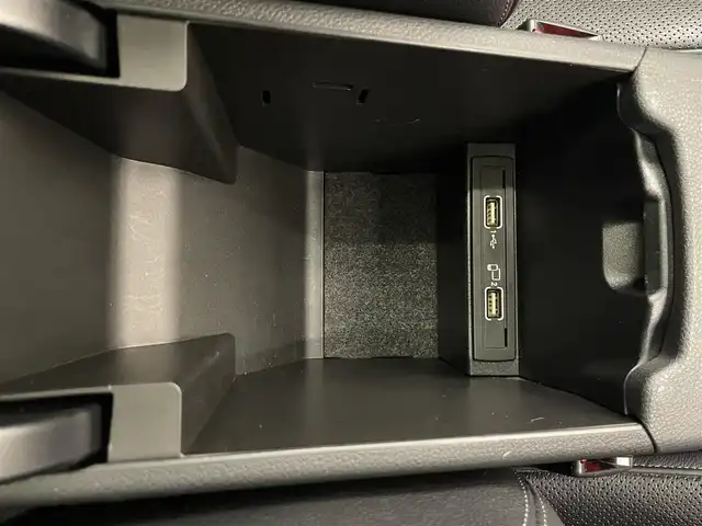 メルセデス・ベンツ ＧＬＡ２２０ 4マチック 岡山県 2019(令1)年 2.8万km ポーラホワイト レザーエクスクルーシブパッケージ/プレミアムパッケージ/純正ナビ/Rカメラ/パワーシート/シートヒーター/レザーシート（黒）/パノラマガラスサンルーフ/パワーテールゲート/harman/kardon/LEDヘッドライト/オートライト/AHB/ESP/アクティブブレーキA/BSA/アクティブキーピングA/ドラレコ（F/R）/USB　SD/Bluetooth/アップルカープレイ/フルセグTV/ドアバイザー