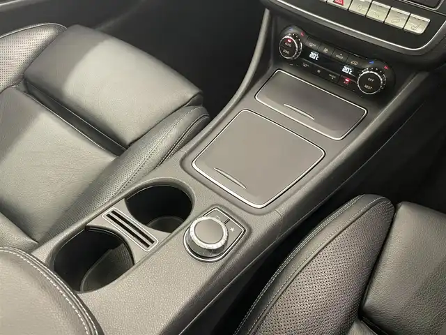 メルセデス・ベンツ ＧＬＡ２２０ 4マチック 岡山県 2019(令1)年 2.8万km ポーラホワイト レザーエクスクルーシブパッケージ/プレミアムパッケージ/純正ナビ/Rカメラ/パワーシート/シートヒーター/レザーシート（黒）/パノラマガラスサンルーフ/パワーテールゲート/harman/kardon/LEDヘッドライト/オートライト/AHB/ESP/アクティブブレーキA/BSA/アクティブキーピングA/ドラレコ（F/R）/USB　SD/Bluetooth/アップルカープレイ/フルセグTV/ドアバイザー