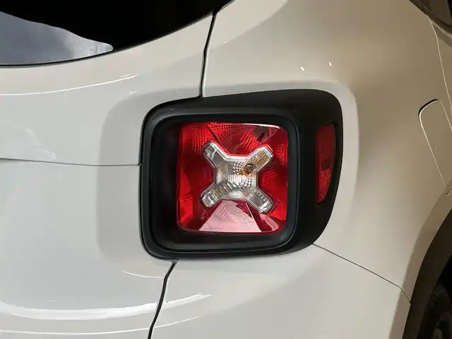クライスラー・ジープ ジープ レネゲード 熊本県 2023(令5)年 5.4万km 白 特別仕様車/ナイトイーグル/ワンオーナー車/純正ディスプレイオーディオ/AppleCarPlay/androidauto//Bluetooth/USB/AUX/バックカメラ/リアクロスパスディクション/U-コネクト/クリアランスソナーセンサー/クルーズコントロール/レーンキーピングアシスト/フロント衝突警告システム/ブラインドスポットモニター/ドライブレコーダー/ETC/ブラックグリル/レネゲードグラナイトバッチ/ナイトイーグル専用18インチブラックアルミホイール/【ナイトイーグル/アルピンホワイト（PWV）】