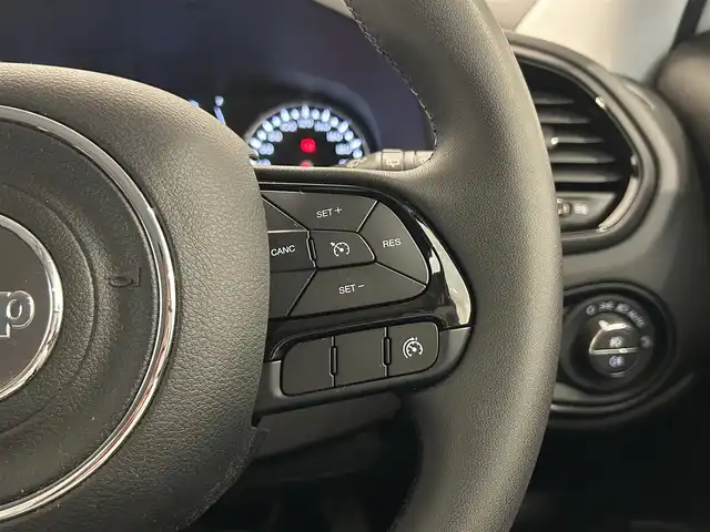 クライスラー・ジープ ジープ レネゲード 熊本県 2023(令5)年 5.4万km 白 特別仕様車/ナイトイーグル/ワンオーナー車/純正ディスプレイオーディオ/AppleCarPlay/androidauto//Bluetooth/USB/AUX/バックカメラ/リアクロスパスディクション/U-コネクト/クリアランスソナーセンサー/クルーズコントロール/レーンキーピングアシスト/フロント衝突警告システム/ブラインドスポットモニター/ドライブレコーダー/ETC/ブラックグリル/レネゲードグラナイトバッチ/ナイトイーグル専用18インチブラックアルミホイール/【ナイトイーグル/アルピンホワイト（PWV）】