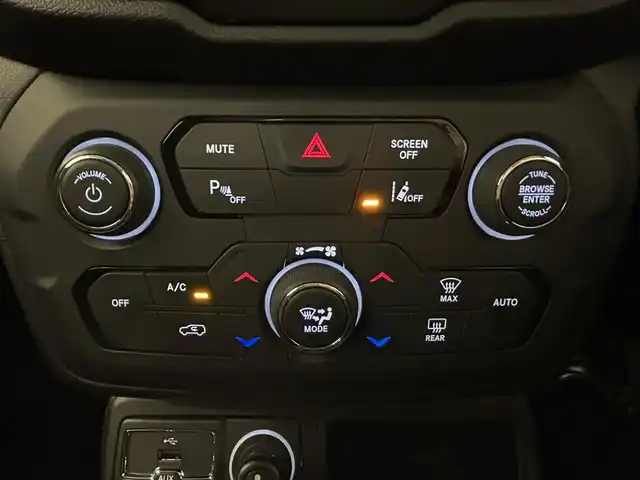クライスラー・ジープ ジープ レネゲード 熊本県 2023(令5)年 5.4万km 白 特別仕様車/ナイトイーグル/ワンオーナー車/純正ディスプレイオーディオ/AppleCarPlay/androidauto//Bluetooth/USB/AUX/バックカメラ/リアクロスパスディクション/U-コネクト/クリアランスソナーセンサー/クルーズコントロール/レーンキーピングアシスト/フロント衝突警告システム/ブラインドスポットモニター/ドライブレコーダー/ETC/ブラックグリル/レネゲードグラナイトバッチ/ナイトイーグル専用18インチブラックアルミホイール/【ナイトイーグル/アルピンホワイト（PWV）】