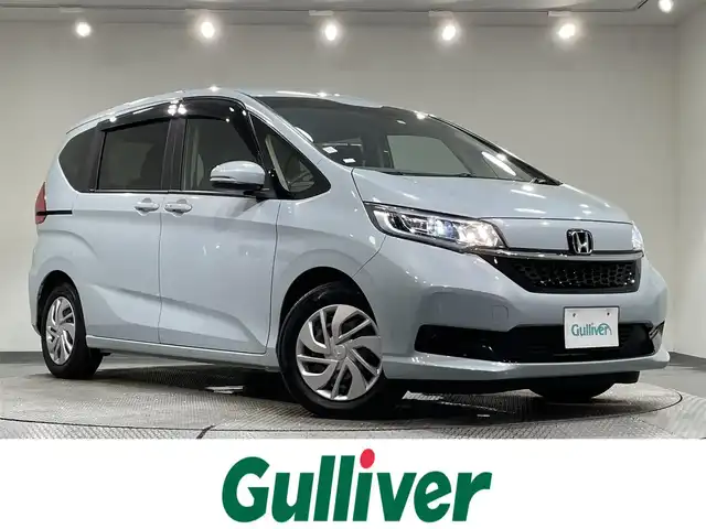 ホンダ フリード G 愛知県 2023(令5)年 3.5万km フィヨルドミストパール 純正ナビ(VXM-234VFi)/(Bluetooth/地デジ/SD/FM/AM/CD・DVD再生）/両側パワースライドドア　/ホンダセンシング　/　　-衝突軽減ブレーキ　/　　-レーダークルーズコントロール　/　　-先行車発進お知らせ機能/　　-標識認識機能/　　-路線逸脱警報/　　-車線維持支援システム/シートヒーター　/ビルトインＥＴＣ　/バックカメラ　/ＬＥＤヘッドライト　/コーナーセンサー/アイドリングストップ　/ＵＳＢ接続/純正フロアマット