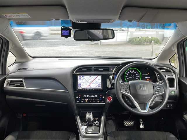 ホンダ シャトル ハイブリッド X ホンダセンシング 愛知県 2022(令4)年 2.4万km プラチナホワイトパール /禁煙//ワンオーナー//純正メモリナビ//フルセグ//CD/DVD/FM/AM/ipod/SD/USB/BT/AUX//バックカメラ//ホンダセンシング//ACC/LKAS/路外逸脱抑制/CMBS/誤発進抑制機能//パドルシフト//ビルトインETC//ハーフレザーシート//シートヒーター//前後ドライブレコーダー//オートリトラクタブルウィンカーミラー//LEDオートライト//フォグランプ//チップアップシート//防眩ミラー//ISOFIX//スポーツモード/エコモード//純正フロアマット/ドアバイザー//プッシュスタート//スマートキー//取扱説明書//保証書//記録簿R4-R7//スペアキー有