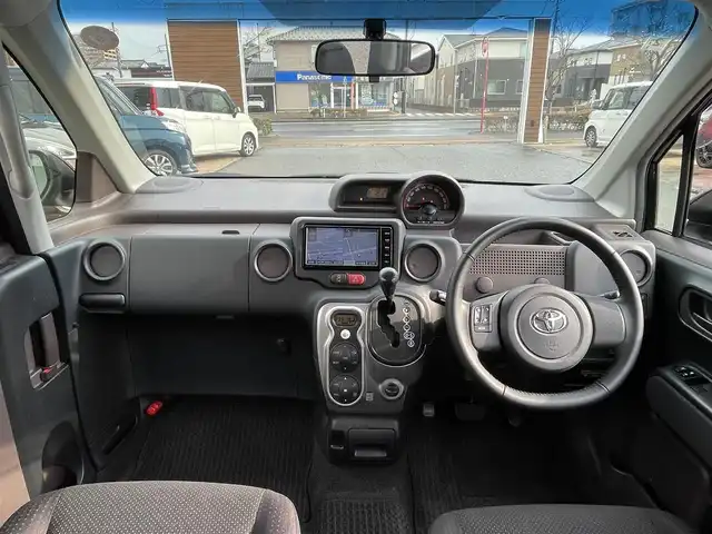 トヨタ スペイド G 新潟県 2016(平28)年 7.7万km ブラックマイカ (株)IDOMが運営する【じしゃロン新潟店】の自社ローン対象車両になります。こちらは現金ご利用時の価格です。自社ローンご希望の方は別途その旨お申付け下さい。/社外SDナビ/フルセグTV/CD/AM/FM/BT/バックカメラ/ETC/シートヒーター（D席）/片側パワースライドドア/スマートキー/プッシュスタート/社外エアロ（前、後ろ、サイド）/社外マフラー/横滑り防止装置/オートライト純正フロアマット