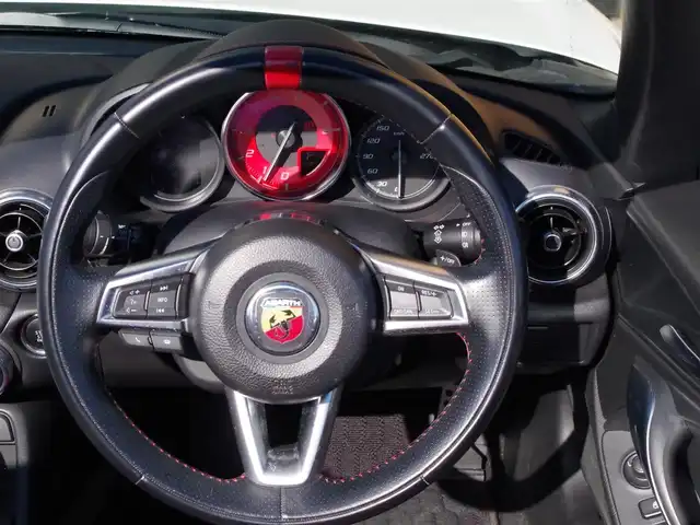 アバルト １２４ スパイダー 埼玉県 2017(平29)年 4.1万km パール レッド/ブラックレザーシート/オートクルーズコントロール/レザーパッケージ/ナビゲーションパッケージ/パークセンサー/バックカメラ/メーカーオプションナビ/フルセグTV/Bluetooth/シートヒーター