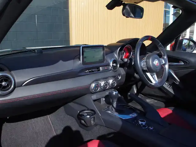 アバルト １２４ スパイダー 埼玉県 2017(平29)年 4.1万km パール レッド/ブラックレザーシート/オートクルーズコントロール/レザーパッケージ/ナビゲーションパッケージ/パークセンサー/バックカメラ/メーカーオプションナビ/フルセグTV/Bluetooth/シートヒーター