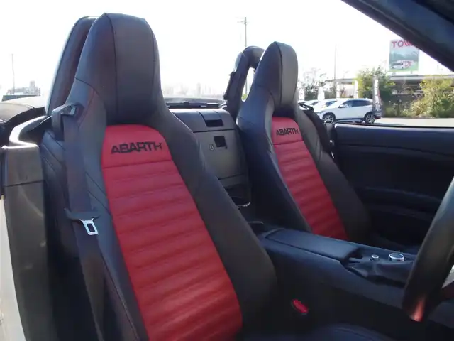 アバルト １２４ スパイダー 埼玉県 2017(平29)年 4.1万km パール レッド/ブラックレザーシート/オートクルーズコントロール/レザーパッケージ/ナビゲーションパッケージ/パークセンサー/バックカメラ/メーカーオプションナビ/フルセグTV/Bluetooth/シートヒーター