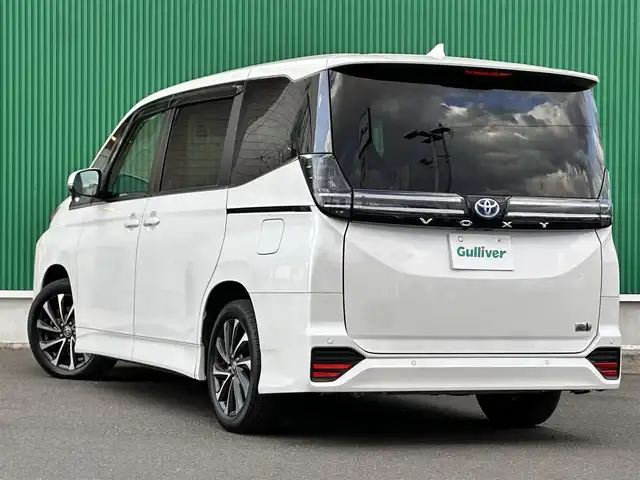 トヨタ ヴォクシー ハイブリッド S－Z 宮城県 2023(令5)年 4.9万km ホワイトパールクリスタルシャイン 快適利便パッケージHigh/・ハンズフリーパワースライドドア（運転席側/助手席側）/・パワーバックドア/・ナノイーX/・ステアリングヒーター/・シートヒーター（2列目左右）/・オットマン（2列目左右）/・角度調整付アームレスト（2列目左右）/ブラインドスポットモニター/＋安心降車アシスト/＋アドバンストドライブ/＋緊急時操舵支援/＋フロントクロストラフィックアラート/＋レーンチェンジアシスト/＋パーキングサポートブレーキ/ドライビングサポートパッケージ/・カラーヘッドアップディスプレイ/・デジタルインナーミラー/＝＝＝/セーフティセンス/・プリクラッシュセーフティ/・レーントレーシングアシスト/・レーダークルーズコントロール/・オートマチックハイビーム/・ロードサインアシスト/・ドライバー異常時対応システム/・プロアクティブドライビングアシスト/・発進遅れ告知機能/パーキングサポートブレーキ/8インチディスプレイオーディオ/バックカメラ/ETC/ドライブレコーダー/AC100V/1500W/シートヒーター